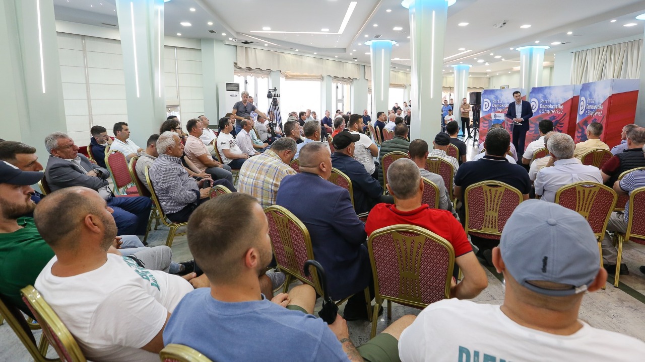 Basha takim me demokratët: Në 25 prill ra demokracia. Të dielën do tregojmë se ne nuk dorëzohemi përballë kësaj pakice