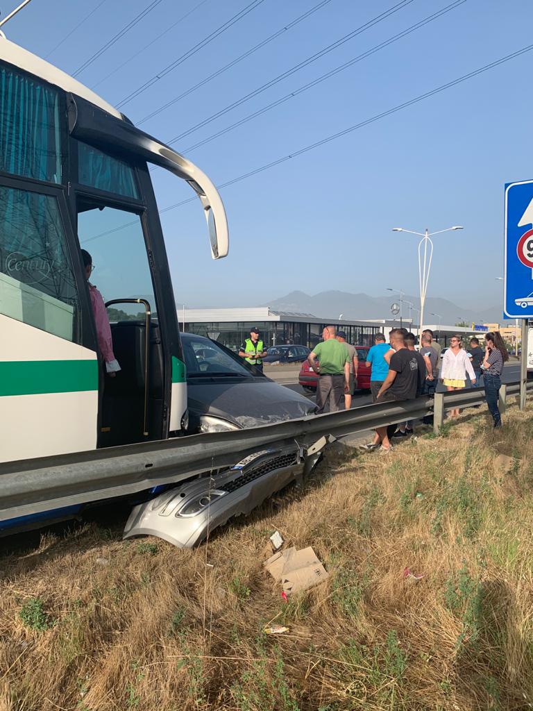 FOTO/ Autobusi plot studentë përplaset në autostradën Durrës Tiranë, 4 mjete përfshihen në aksident