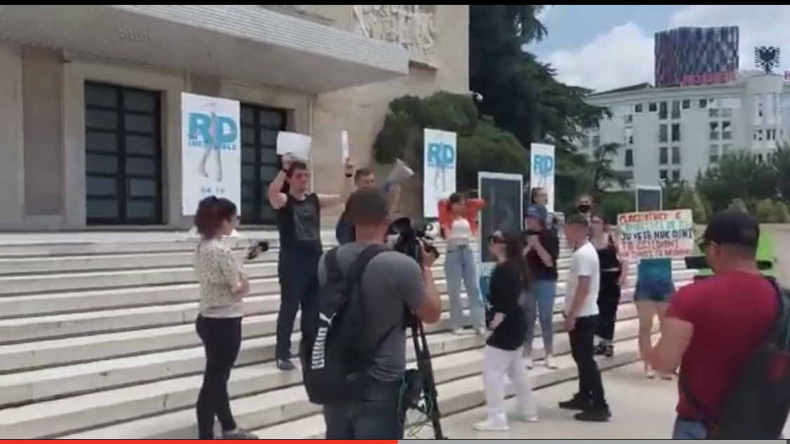 Gjimnazistët para derës së Ramës: Ju jeni milionera, me vila dhe makina…