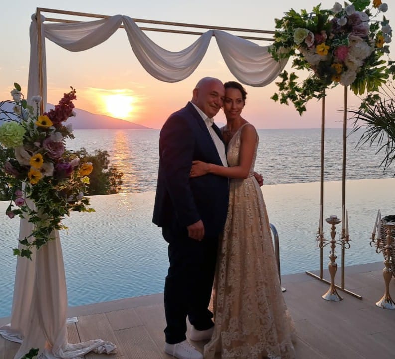 Italiani, dasmë luksoze dhe të gjatë në Vlorë, në fund paguan me çek fallco