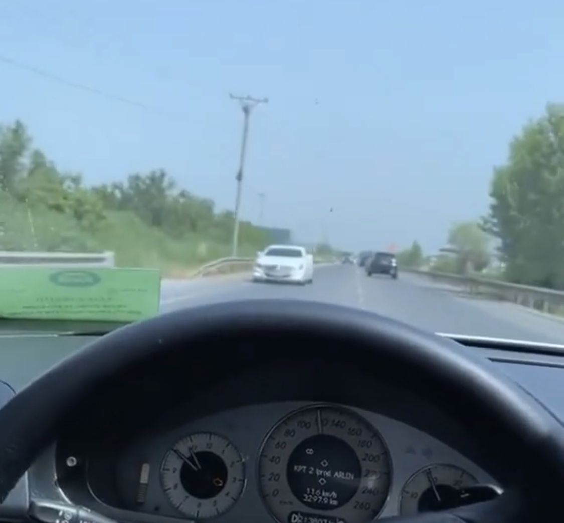 VIDEO/ Ja si fluturon në rrugë makina e Kuvendit, veç të fortëve edhe zyrtarët kërcënojnë me jetë