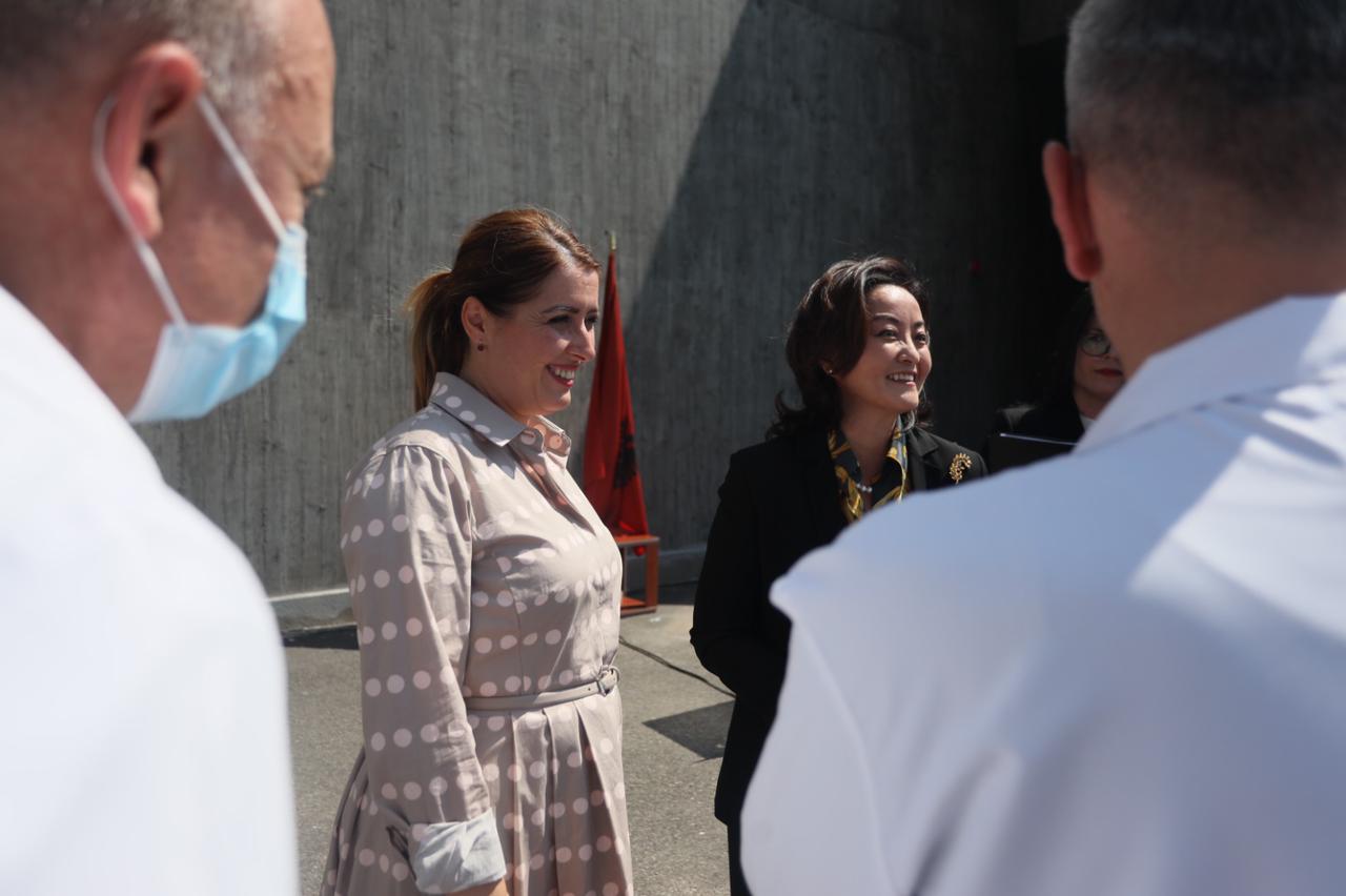 SHBA dhurojnë 1 milion dollar pajisje mjekësore