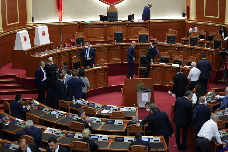 Parlamenti shkarkon Presidentin Ilir Meta, Rama voton pro në mënyrë publike