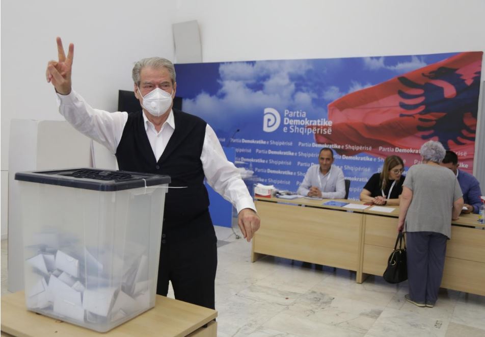 Berisha voton dhe thotë se i qëndron rikthimit, qëndron 2 orë në zyrën e Bashës