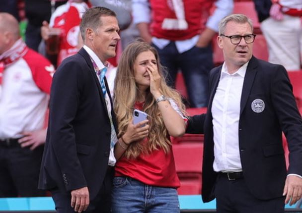 Eriksen  bie në fushë gjatë ndeshjes Danimarkë Finlandë, tronditet bota e futbollit, gruaja e tij Sabrina në stadium, mësohet gjendja shëndetësore