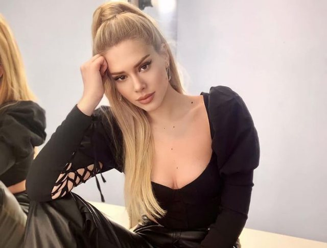 Fjoralba Ponari shokon me historinë e mësueses bulliste të kimisë në 9 vjecare