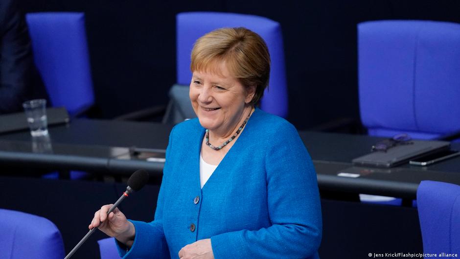 MERKEL/ Në Bundestag mbizotëron fryma e lamtumirës, deputetët i bënë foto asaj si turistë