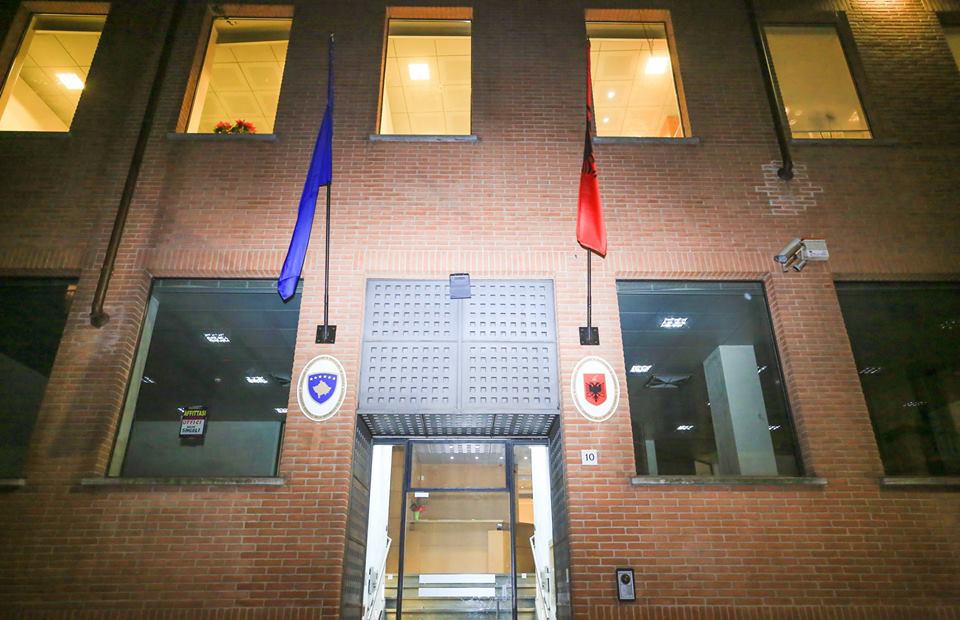 Konsullatës në Milano i fiken dritat, emigrantët ankohen për shërbimin e keq, komenton edhe ish konsulli