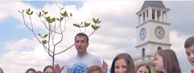 VIDEO/ Erion Veliaj bëhet hit në rrjet, retushon videon dhe fsheh pallatin që mbulon kullën e Sahatit