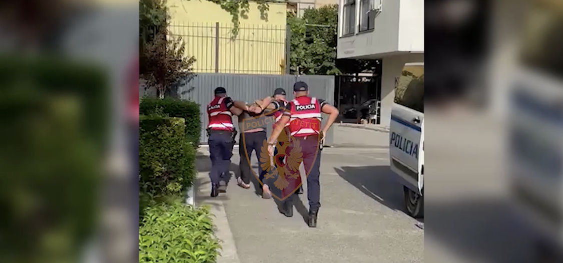 LEZHË/ Policia kap mina me telekomandë, thika dhe para