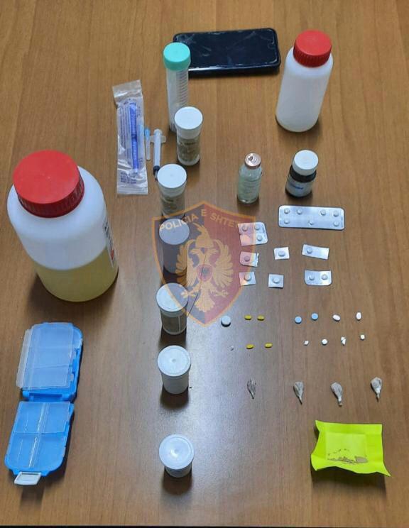 EMRI/ Policia arreston ‘kimisten’ 24 vjeçe, mjeshtre e drogave sintetike në Tiranë