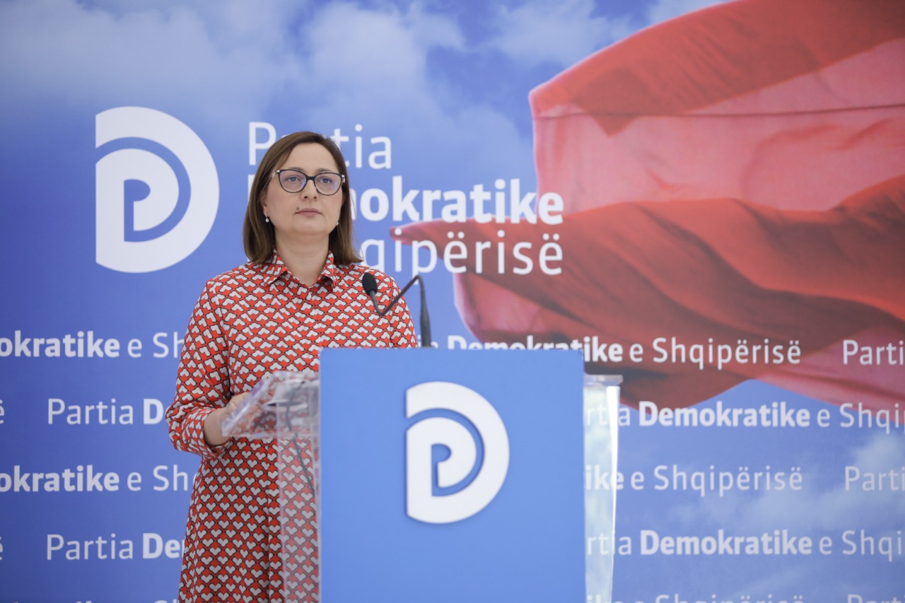 “PD: Peshku qelbet nga koka! Një regjim që vjedh zgjedhjet mund të ofroj vetëm korrupsion”