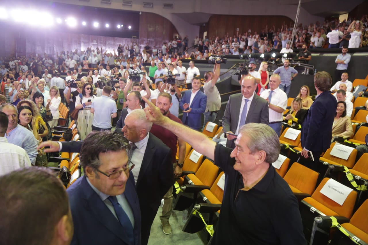 Berisha në Kuvendin Kombëtar, pritet me thirrje dhe ovacione, Basha e takon në plate por jashtë e priten dy miq të vjetër