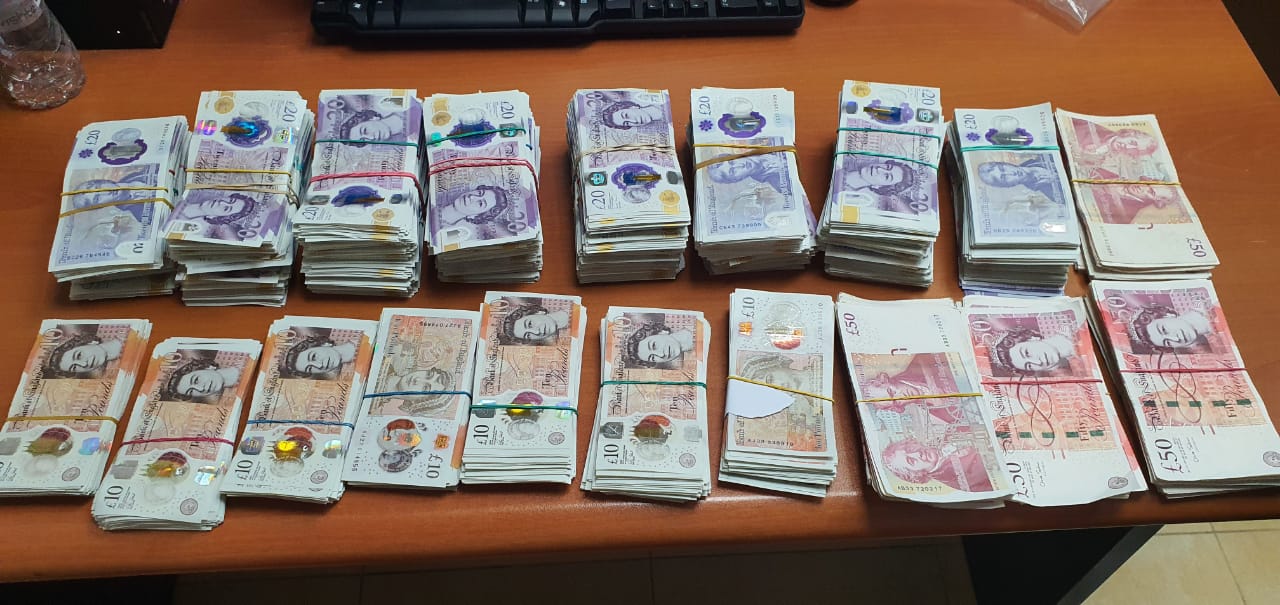 Afro 100 mijë paund sekuestrohen në Kakavijë, arrestohet personi nga Tirana