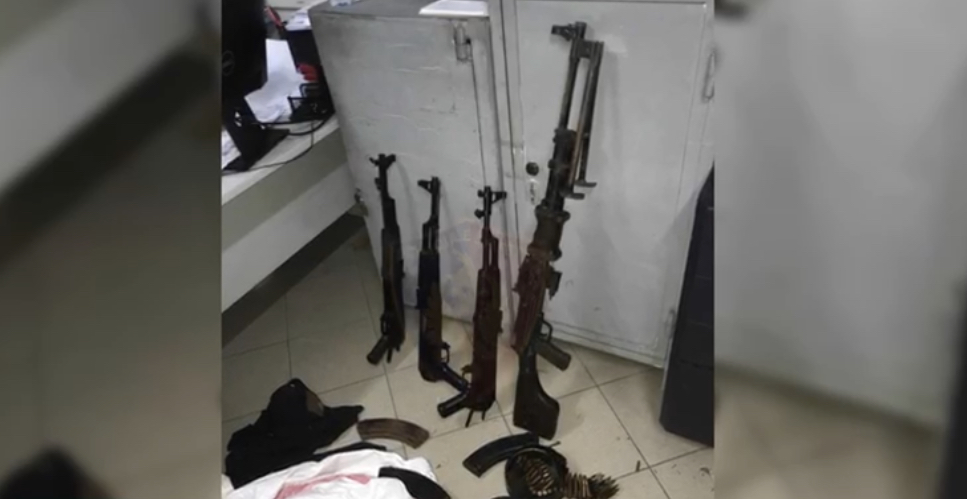 TIRANË/ Zbulohet “depo” e armëve, mes armatimit të kapur edhe mitroloz