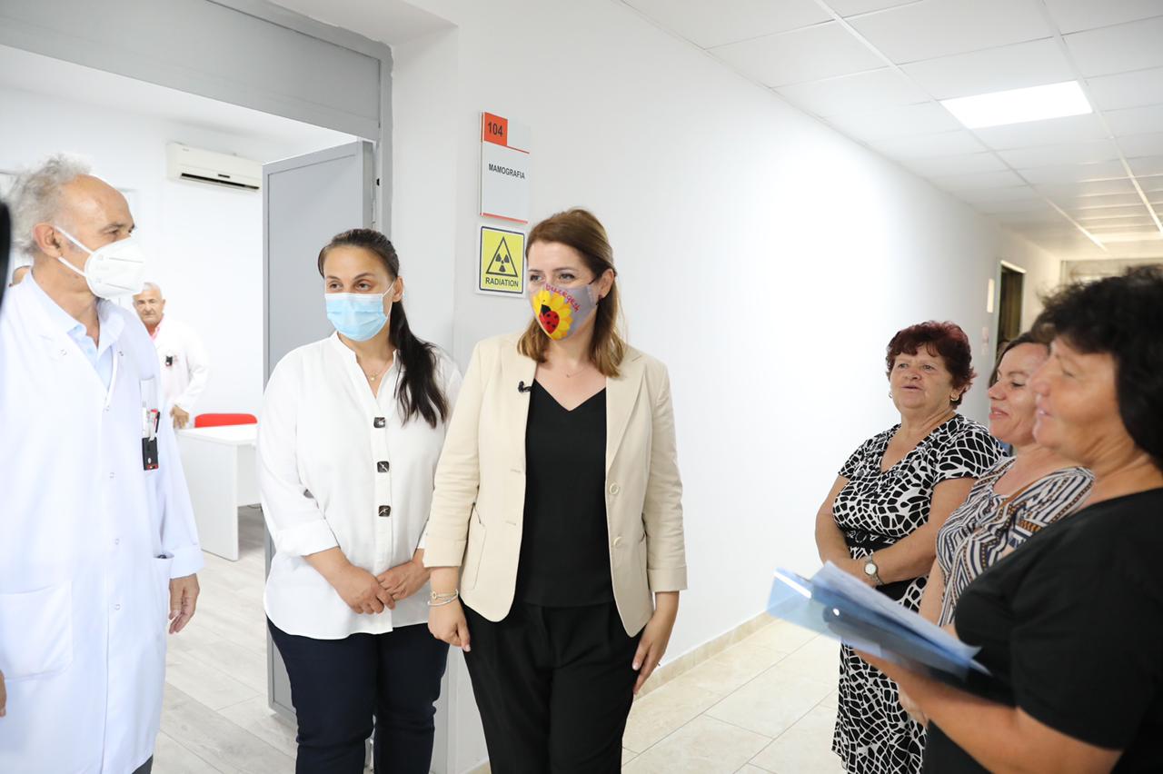 Manastirliu inspekton investimet në spitalin e Fierit: Plotësohen me mamografi të gjitha spitalet rajonale