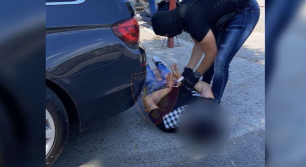 MOMENTET E ARRESTIMIT/ 4 arrestime të bujshme në Durrës, 2 të dyshuar për vrasje dhe prostitucion, kapen kokainë dhe armë