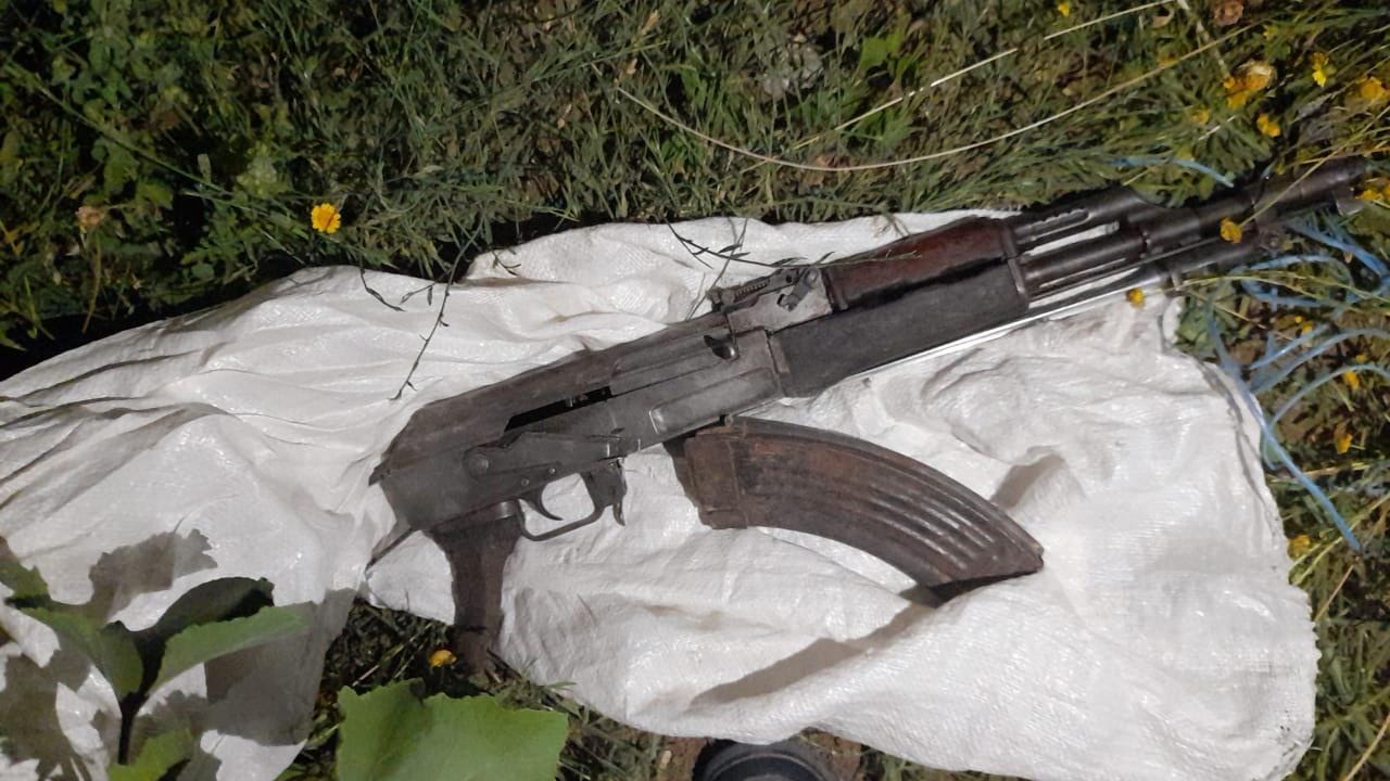 KURBIN/ 14 vjeçari qëllon me automatik, panik në fshat, lajmërohet policia