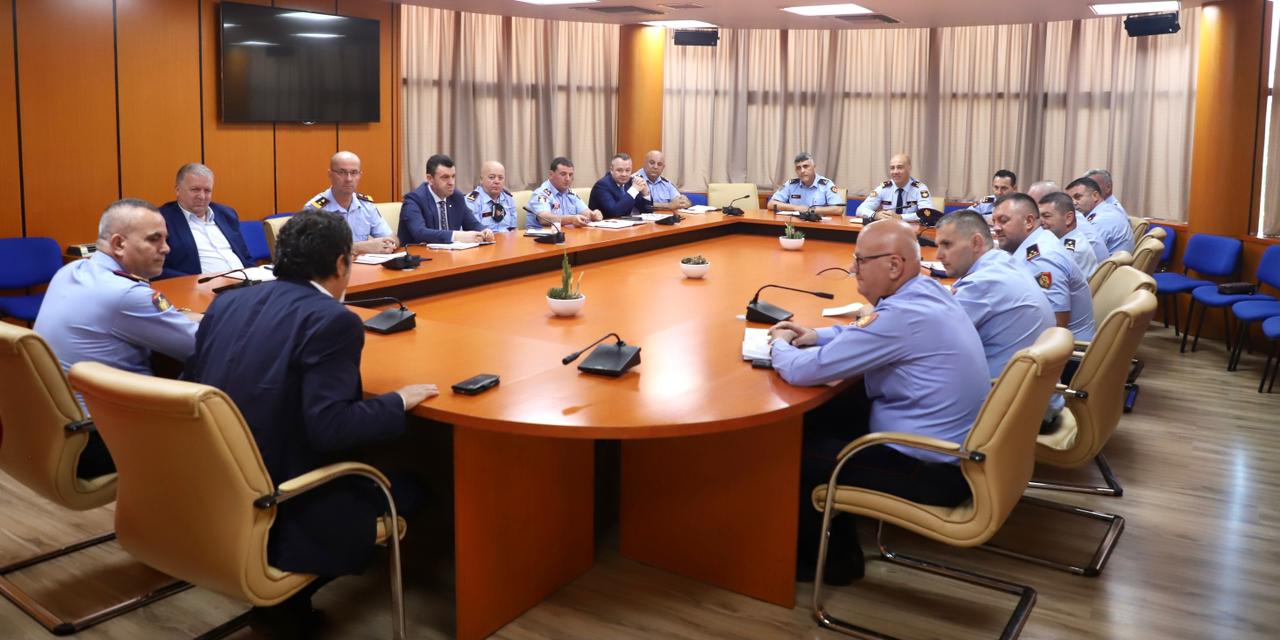 Çuçi mbledh drejtorët e rrotacionit, zbardhen porositë për luftën kundër kriminalitetit dhe kanabisit, si dhe për garantimin e sezonit turistik