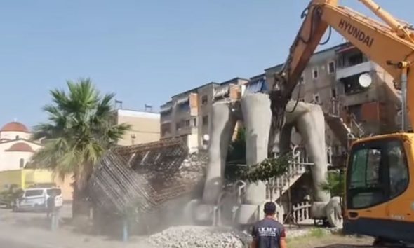 VIDEO/ Shembet Kali i Trojës në Elbasan, 7 vite më parë shembi buldozerin që po e prishte