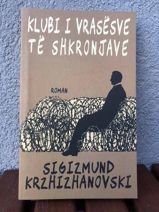 ‘Pesë njerëz enigmatikë mblidhen çdo të shtunë’, thuhet në romanin ‘Klubi i vrasësve të shkronjave’ që e publikoi Aleph