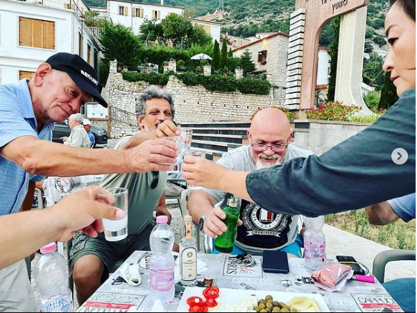 FOTO/ Ambasadorja Yuri Kim, kafe e uzo në fshatin e dajove të Ramës