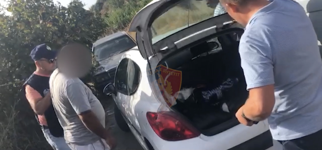 FIER/ Prangosen 5 persona, kapet një sasi kanabisi dhe sekuestrohen 5 automjete
