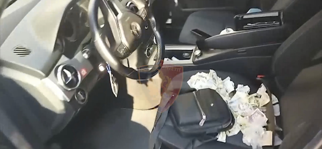 EMRI/ Doza kokaine dhe heroine, çfarë u gjet tjetër në çantën e shitësit të lagjes