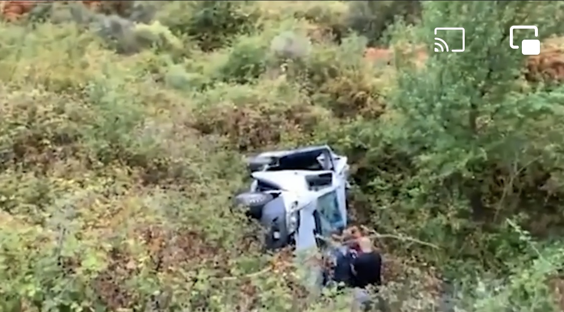 FOTO/ Dyshohet për 5 viktima, furgoni ra në greminë pas goditjes nga foristrada