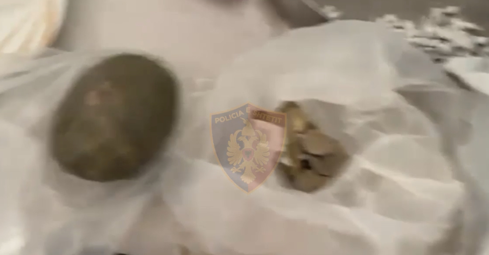 Zbulohet baza e dozave të vogla të kokainës dhe heroinës në Durrës, kapen armë