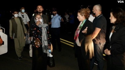 Vijnë edhe dy grupe afganësh në Rinas, të tjerët do strehohen në qytetin Studenti