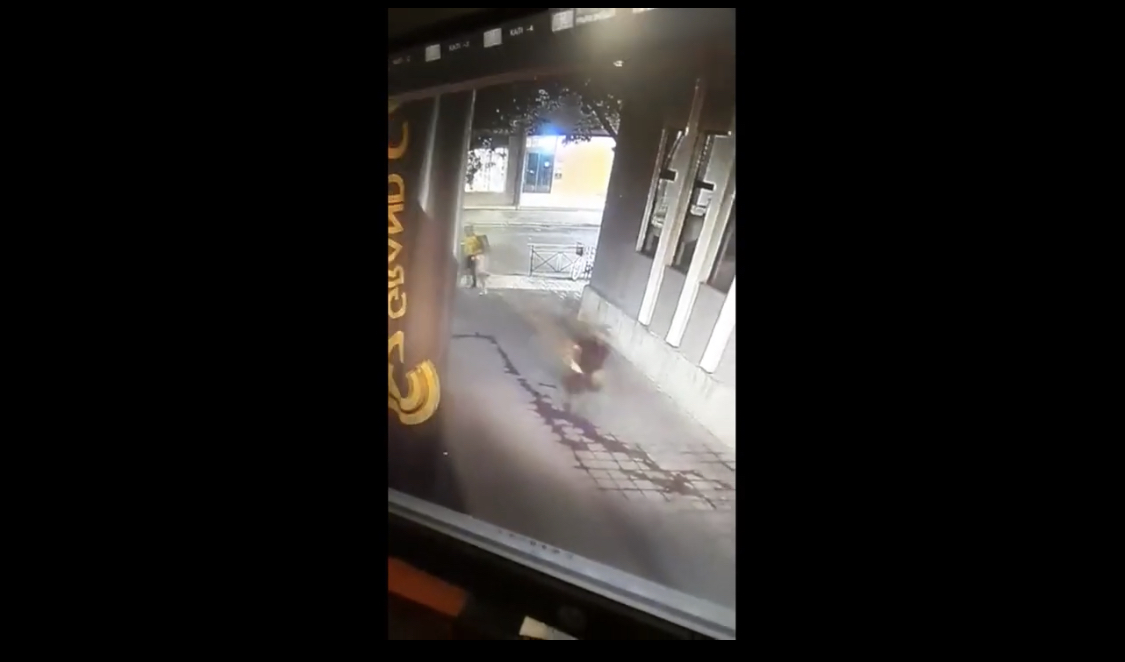 Momenti kur autori i zjarrit te Sarajet largohet me vrap