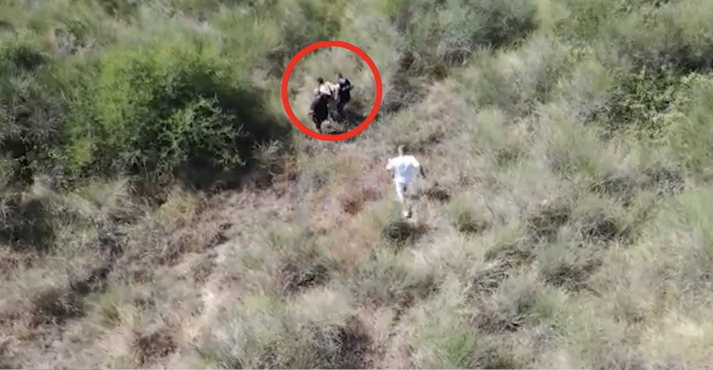 VLORË/ Droni gjen rojet e parcelave të kanabisit, kapet armë e municion dhe radio policie