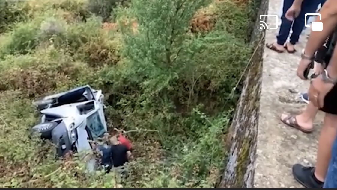 FOTO/ Dyshohet për 5 viktima, furgoni ra në greminë pas goditjes nga foristrada