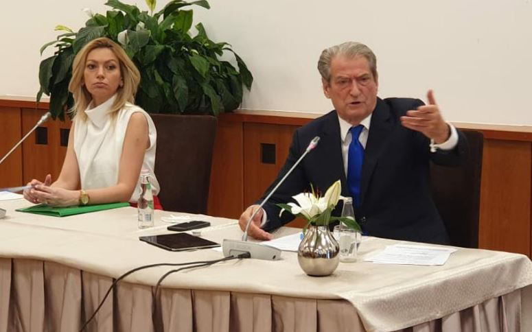 Berisha deklaron qëndrimin e tij në lidhje me hyrjen në Parlament, zbardh përgjigjen e Bashës për ambasadoren amerikane