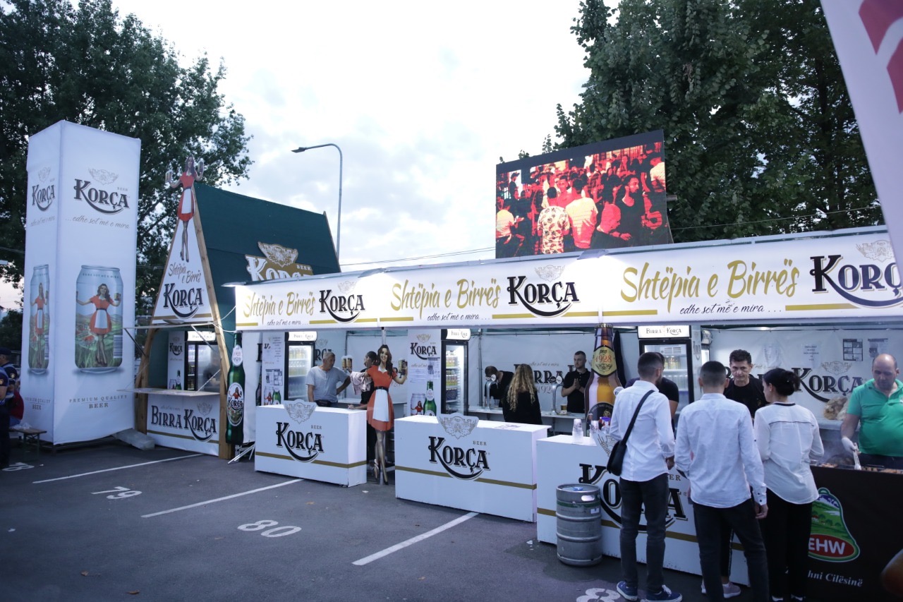 Festa e Birrës bëhet me biletë! Fluks makinash drejt Korçës, policia jep këshilla e parkimit dhe vendin e koncertit