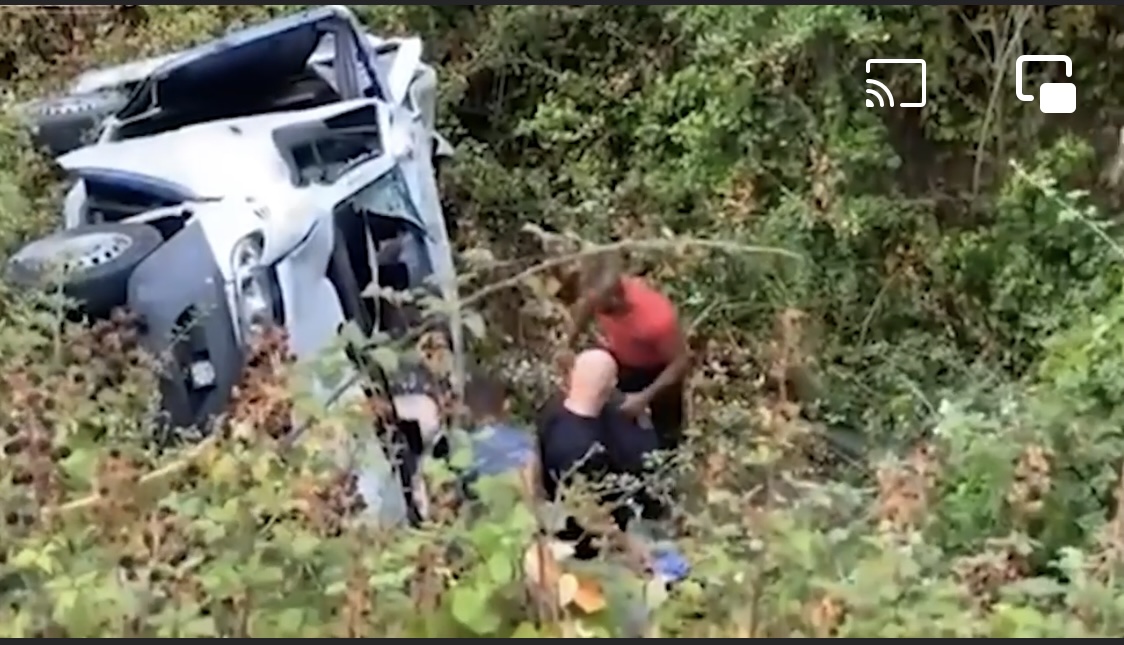 FOTO/ Dyshohet për 5 viktima, furgoni ra në greminë pas goditjes nga foristrada