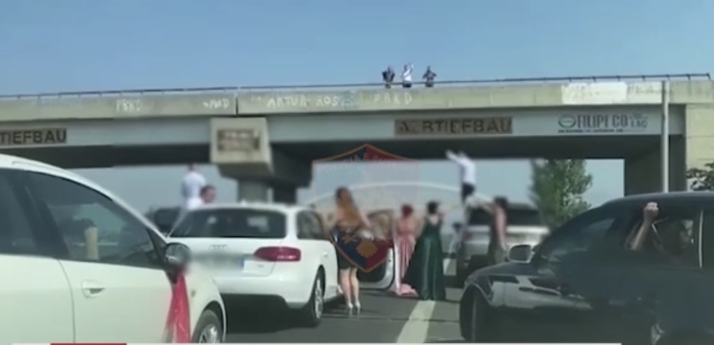 VIDEO/ E nisën dasmën në autostradë, bllokohet qarkullimi, policia sekuestron makinat