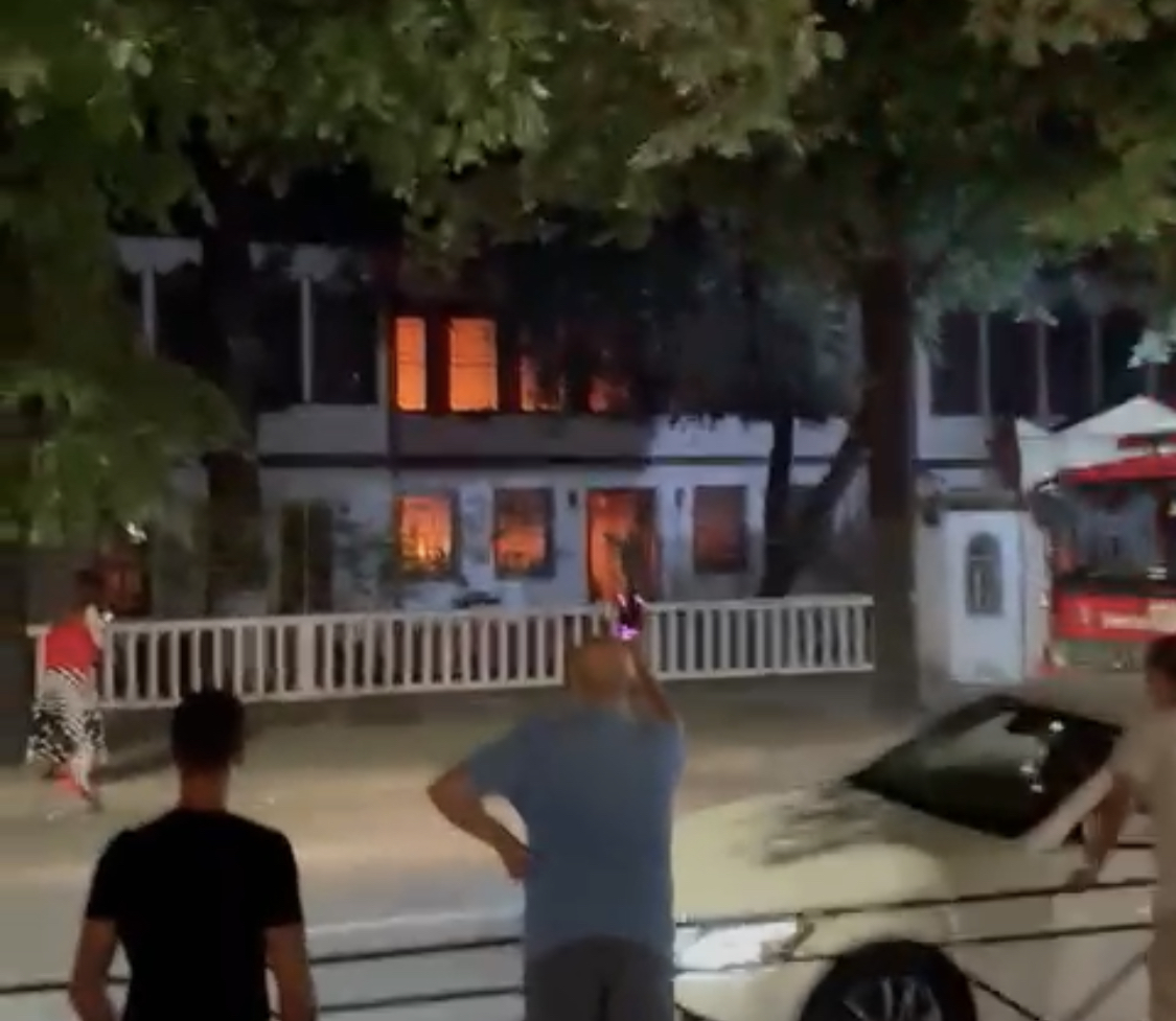 VIDEO/ Mafia e ndërtimit djeg Sarajet, monument kulture, 50 metra larg zyrës së Erion Velisë