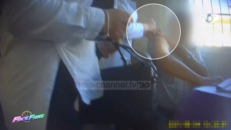 Shkarkohet mjeku i skandalit, mori 50 mijë lekë për një vaksinë Pffizer në Luz të Vogël në Kavajë