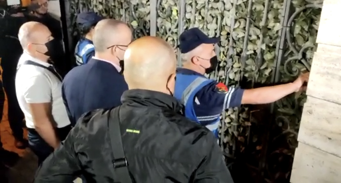 VODEO/ Pamjet e policisë tek shtëpia e Adriatik Llallës