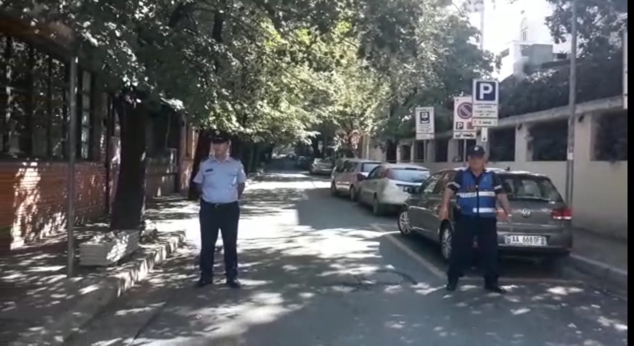 TIRANË/ Çantë shpine e rrezikshme në rrugën Mustafa Matohiti, policia rrethon zonën
