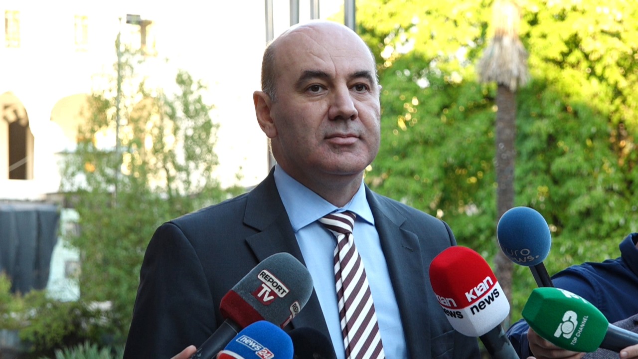 Rushaj, shkëputet nga seanca dhe bën një deklaratë për shtyp: Mazhoranca po zvogëlon vendin e opozitës në komisione