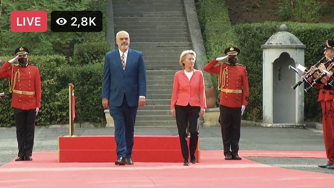 Presidentja e KE pritet me ceremoni në Pallatin e Brigadave, qëndrim disa orë më Tiranë