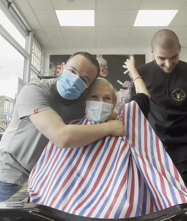 DAILY MAIL/ Dy berberët shqiptarë qethen tullë në mbeshtetje të gruas qe do hiqte flokët për shkak të kimioterapisë