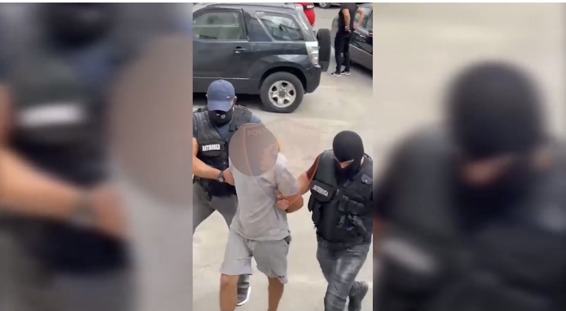 EMRI/ Makina në Paskuqan befason, 1.3 kile kokainë dhe mbi 30 thika