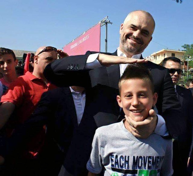 Ishte me arrest shtëpie. Aldi Rama, në foto me Edi Ramën, pozon me pistoletë në tavolinë, statuse me para dhe vrasje