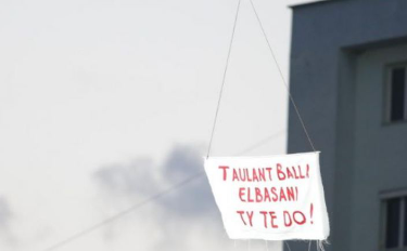 Balla lëshon dron kundër Gjiknurit në Elbasan Arena, stadiumi nuk përmbahet: Rama ik!