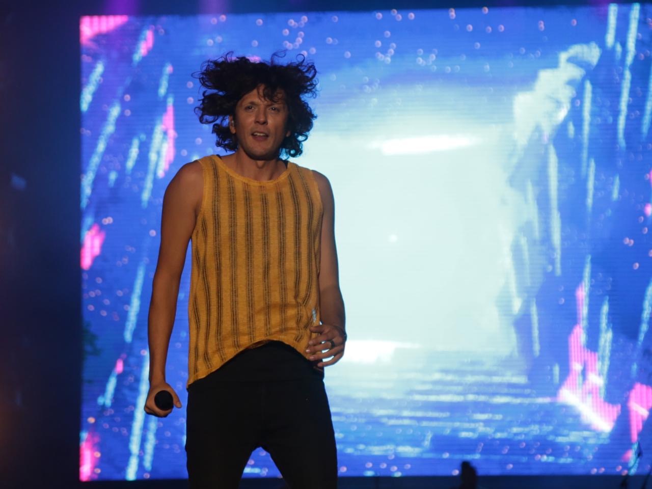 Ermal Meta, koncert në Air Albania, entusiazëm dhe festë me muzikën italiane