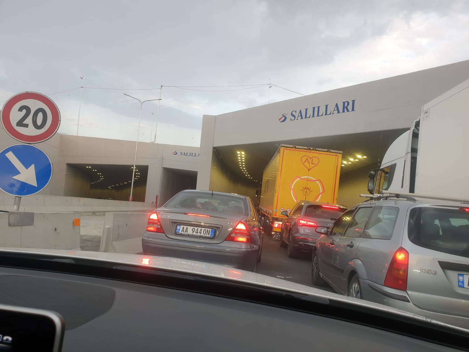 TIRANË/ Rradhe të gjata te mbikalimi i Shqiponjës, tynelet nuk zgjidhin gjë